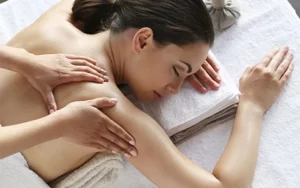Qual é a relação entre massagens e o bem-estar físico e emocional?